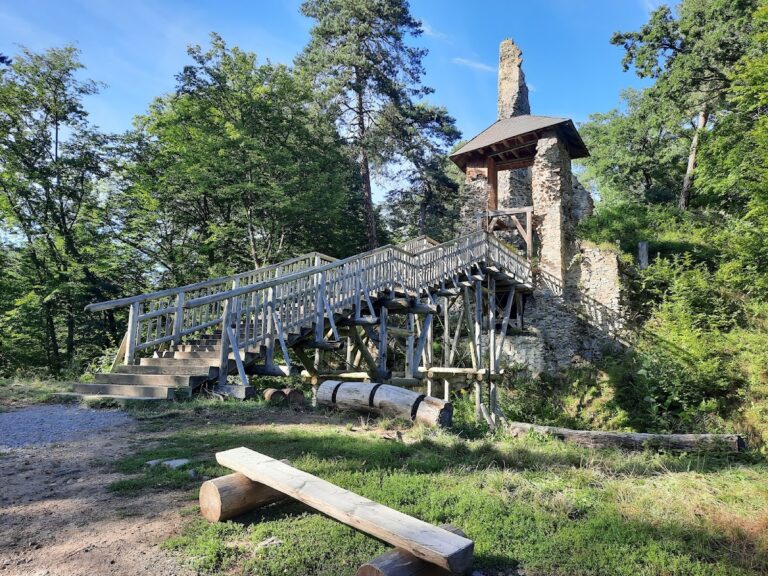 Zlenice-Hláska: A Medieval Castle Ruin in Czechia