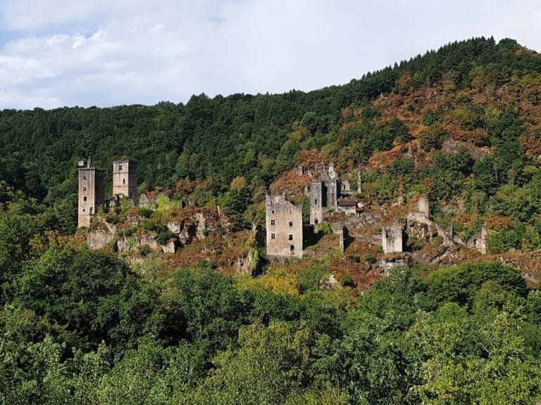 Tours de Merle: A Medieval Fortified Complex in Saint-Geniez-ô-Merle, France