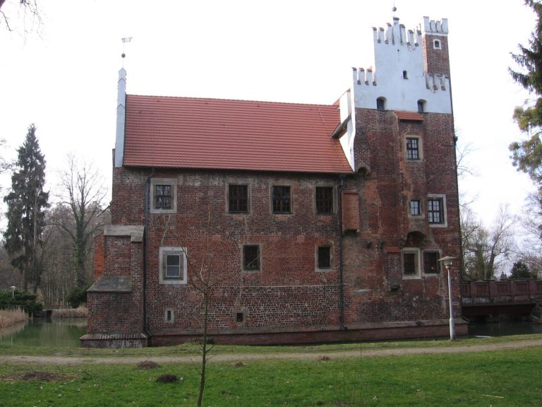 Wojnowice Castle: A Gothic-Renaissance Water Castle in Poland