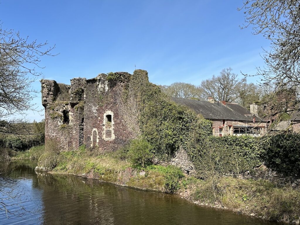 Château de Comper: A Medieval Fortress and Arthurian Cultural Site in France 7 Château de Comper