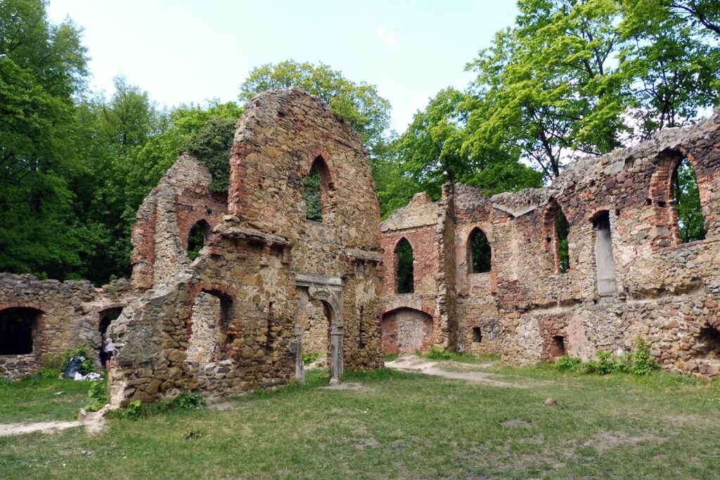 Stary Książ Castle: A Historic Medieval Fortress in Wałbrzych, Poland 6 Stary Książ Castle