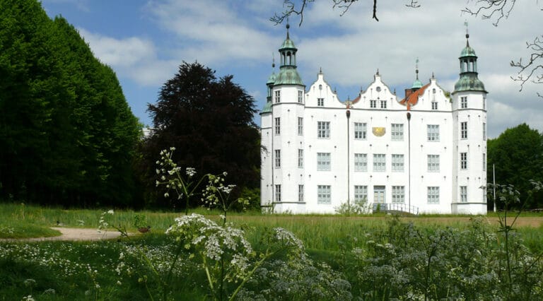 Ahrensburg Castle: A Renaissance Manor and Cultural Monument in Germany
