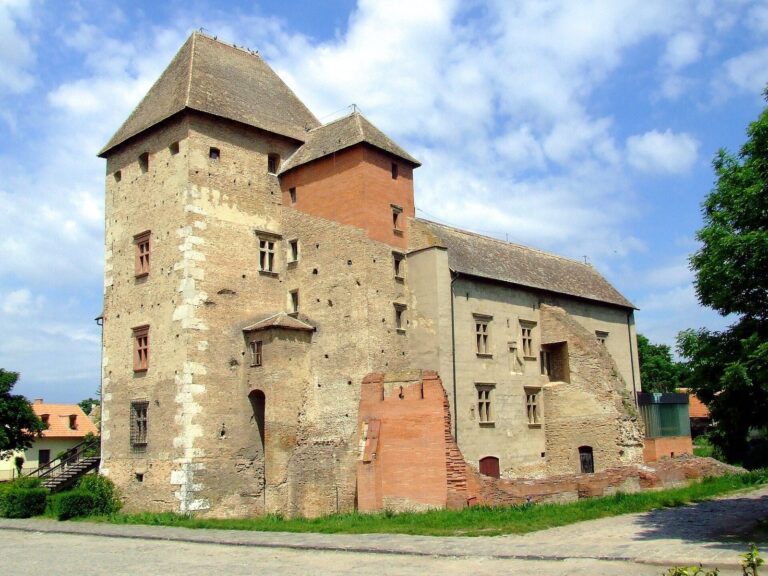 Simontornya Castle: A Medieval Fortress and Renaissance Residence in Hungary
