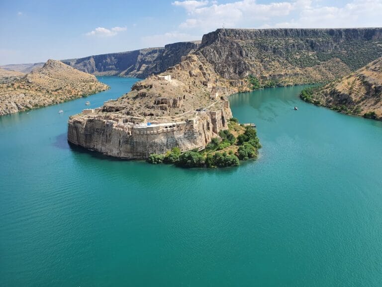 Rumkale Fortress: A Historic Stronghold Overlooking the Euphrates in Turkey