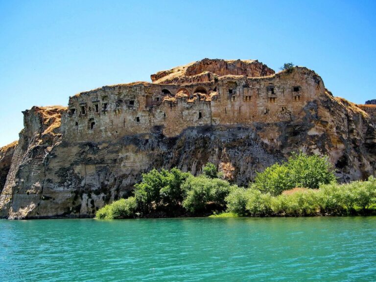 Rumkale: A Byzantine and Armenian Fortress-City on the Euphrates