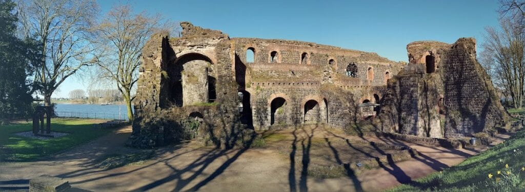 Kaiserpfalz Kaiserswerth: An Imperial Palace and Fortress in Düsseldorf 1 Kaiserpfalz Kaiserswerth