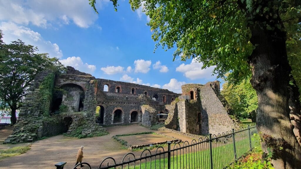 Kaiserpfalz Kaiserswerth: An Imperial Palace and Fortress in Düsseldorf 2 Kaiserpfalz Kaiserswerth