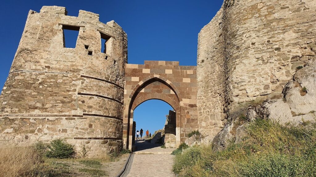Van Fortress: An Ancient Stronghold in Turkey 10 Van Fortress