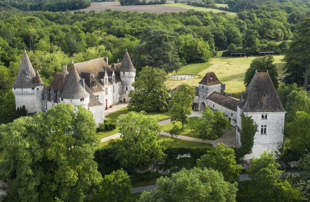 Château de Bridoire: A Medieval Castle and Historic Monument in France 1 Château de Bridoire