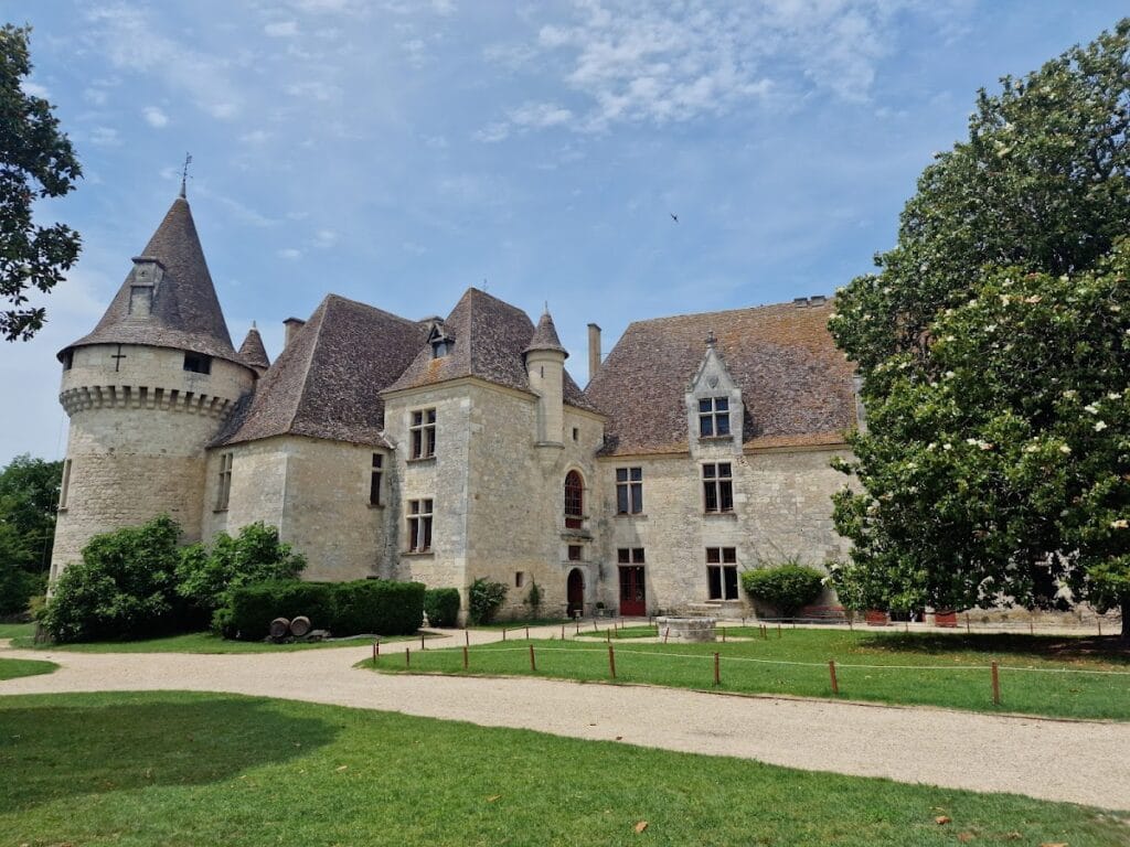 Château de Bridoire: A Medieval Castle and Historic Monument in France 2 Château de Bridoire