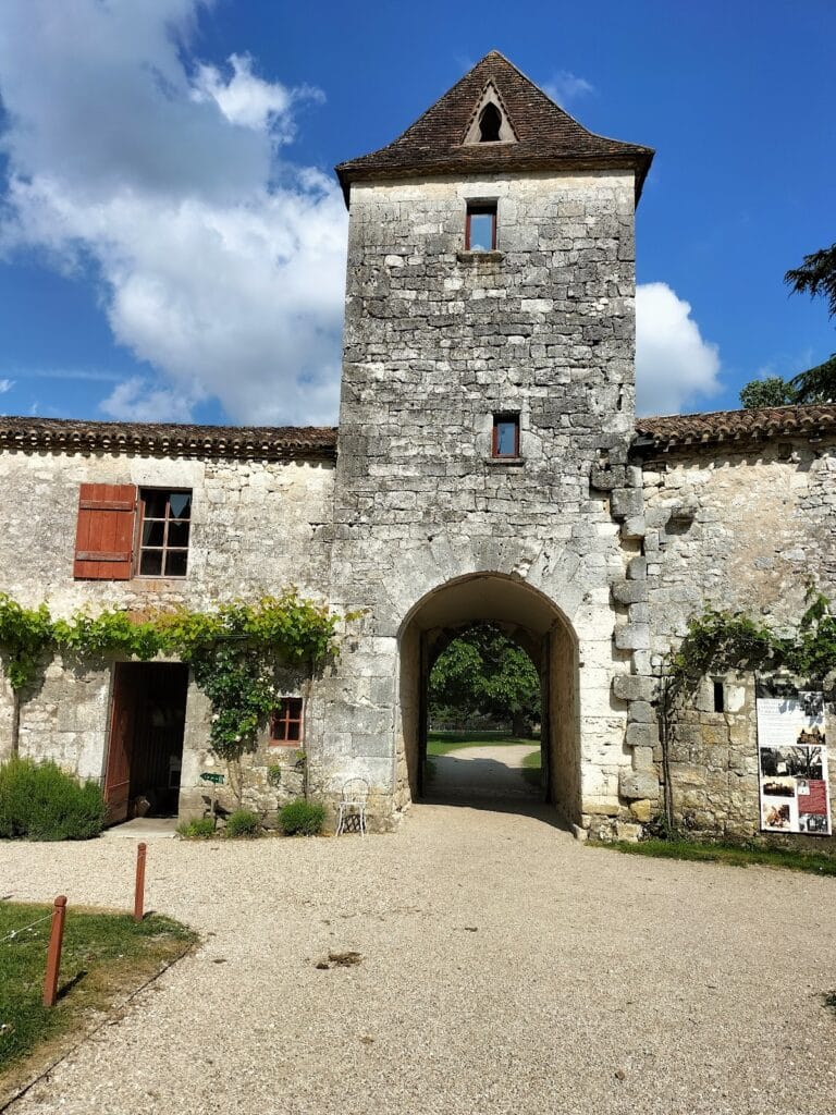 Château de Bridoire: A Medieval Castle and Historic Monument in France 4 Château de Bridoire