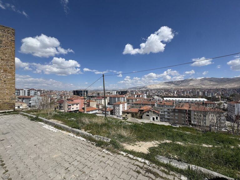 Niğde Castle: A Historic Fortress in Türkiye
