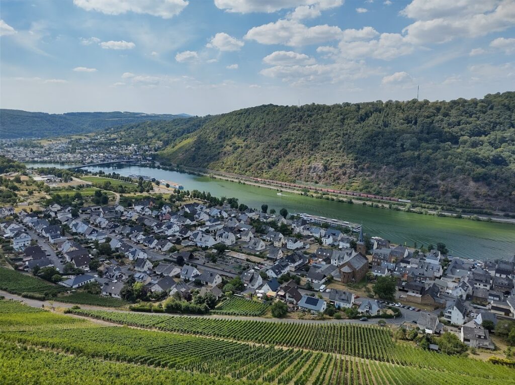 Thurant Castle: A Historic Fortress Overlooking the Moselle River in Germany 10 Thurant Castle