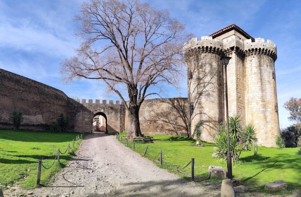 Castillo de Granadilla: A Fifteenth-Century Fortress in Spain 2 Castillo de Granadilla