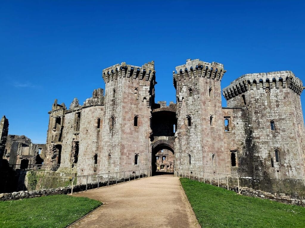 Raglan Castle: A Late-Medieval Fortified Residence in Wales 1 Raglan Castle