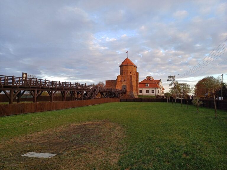 Liw Castle: A Gothic Ducal Fortress in Poland