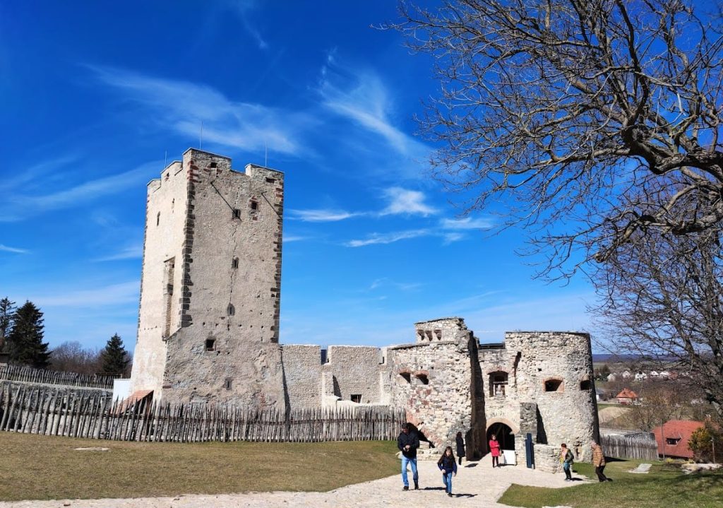 Kinizsi Castle: A Medieval Stronghold in Nagyvázsony, Hungary 1 Kinizsi Castle