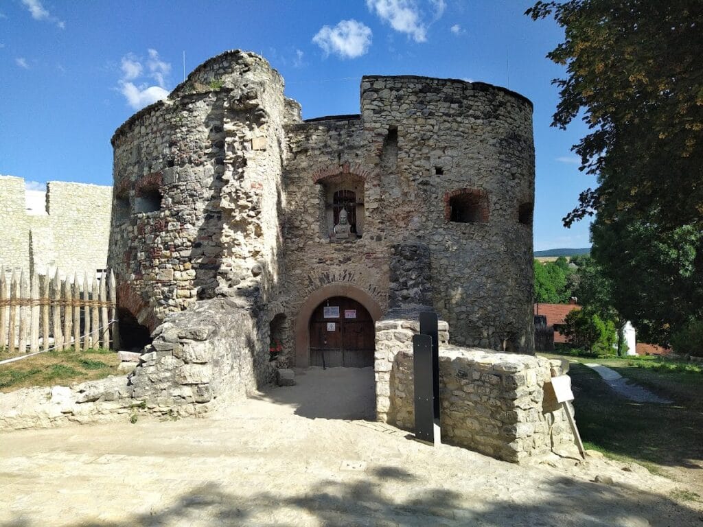 Kinizsi Castle: A Medieval Stronghold in Nagyvázsony, Hungary 2 Kinizsi Castle