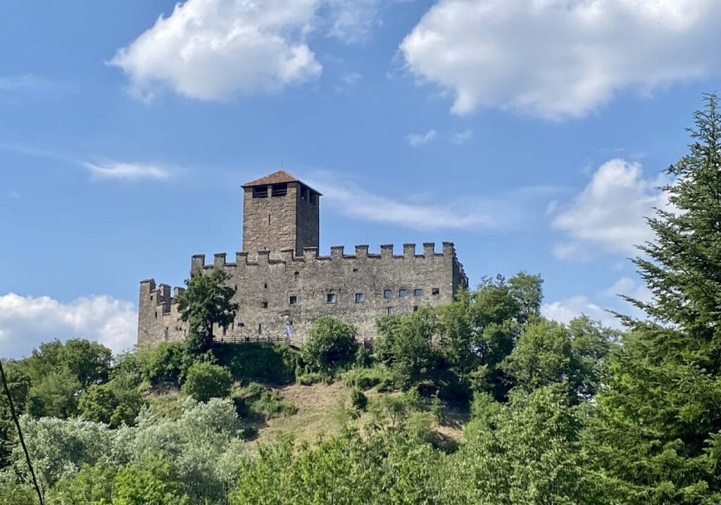 Zumelle Castle: A Roman-Era Stronghold in Italy 1 Zumelle Castle