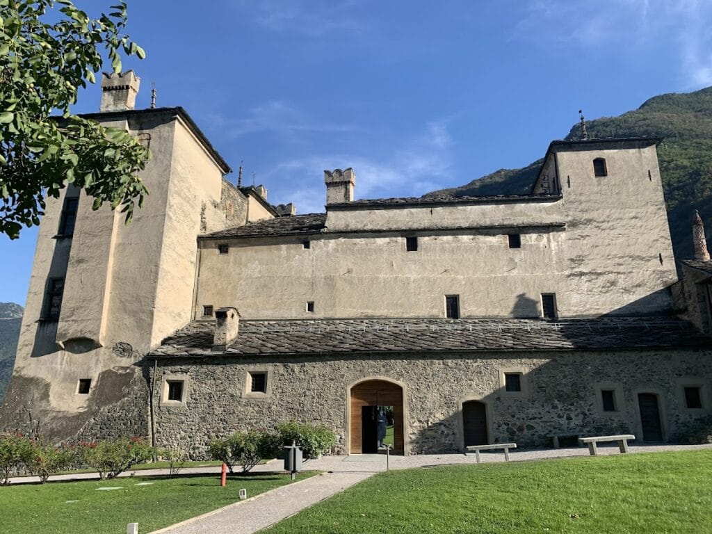 Issogne Castle: A Renaissance Seigniorial Residence in Italy 1 Issogne Castle