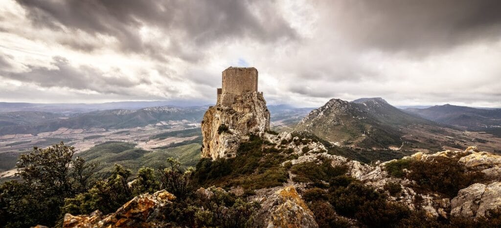 Château de Quéribus: A Fortified Castle in France 1 Château de Quéribus