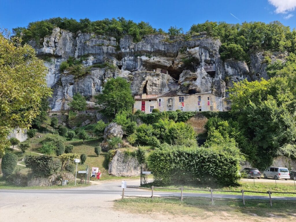 Maison forte de Reignac: A Cliff Castle in France 1 Maison forte de Reignac