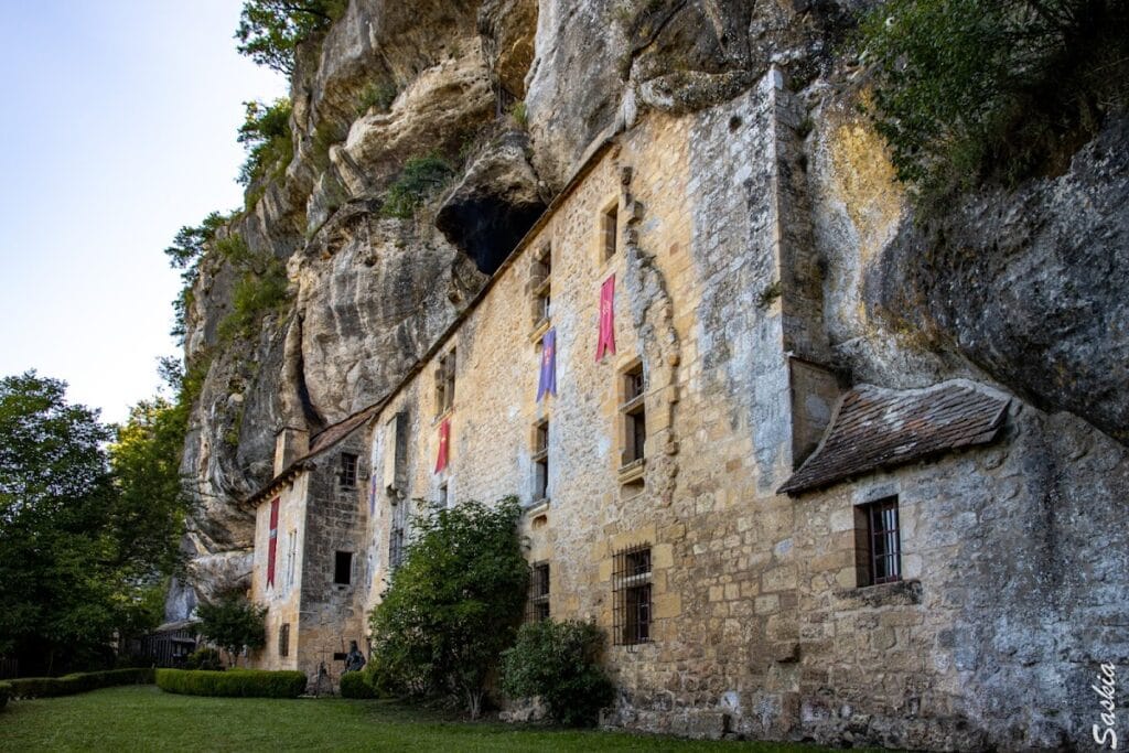 Maison forte de Reignac: A Cliff Castle in France 2 Maison forte de Reignac