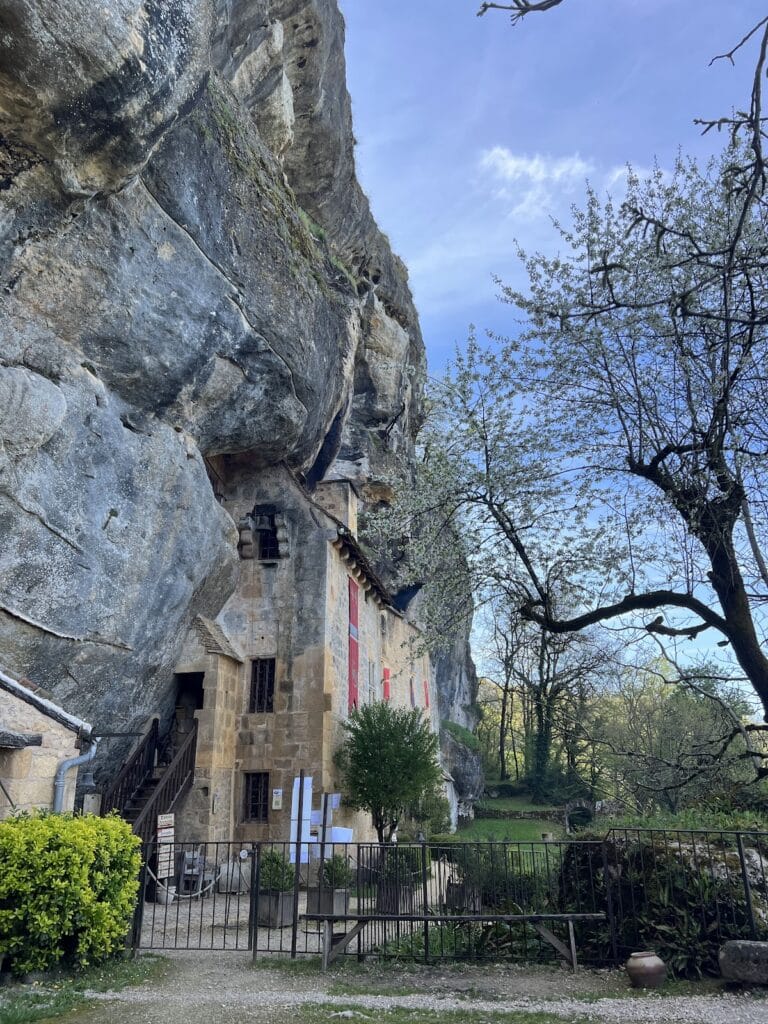 Maison forte de Reignac: A Cliff Castle in France 3 Maison forte de Reignac