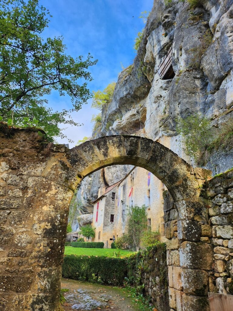 Maison forte de Reignac: A Cliff Castle in France 4 Maison forte de Reignac
