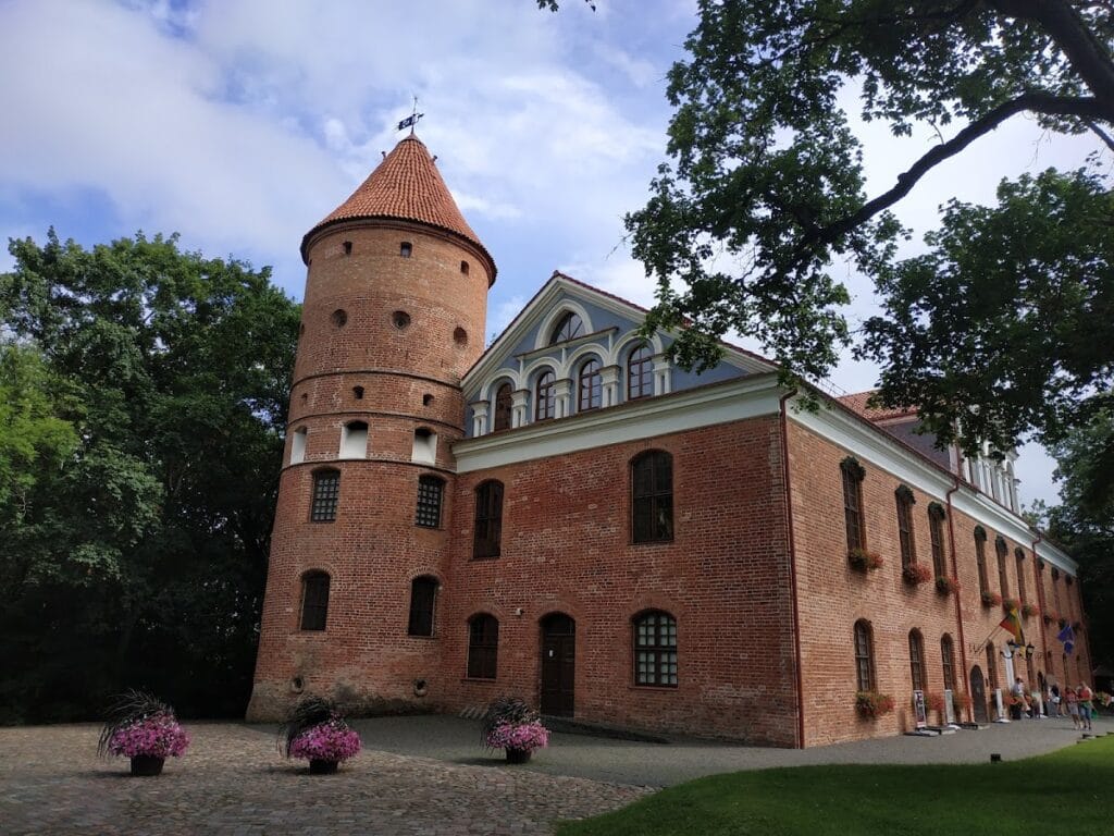 Raudondvaris Castle: A Historic Lithuanian Noble Estate 6 Raudondvaris Castle
