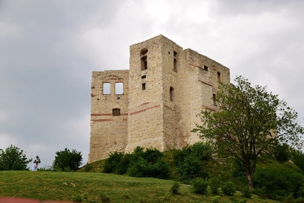 Kazimierz Dolny Castle: A Medieval Defensive Complex Above the Wisła River 3 Kazimierz Dolny Castle