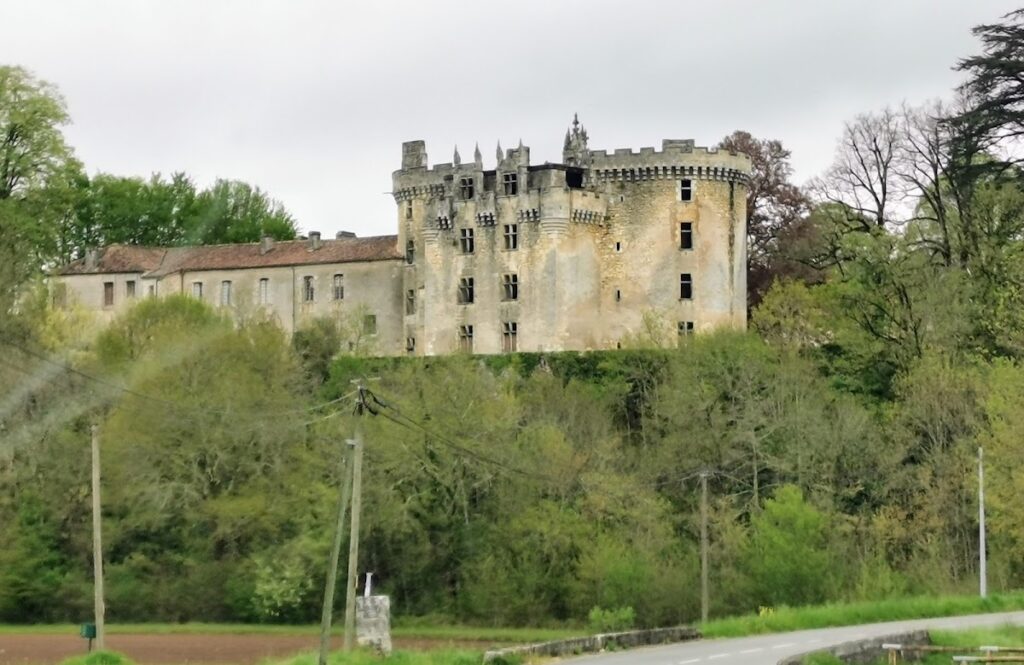 Château de La Chapelle-Faucher: A Historic Fortress in France 1 Château de La Chapelle-Faucher