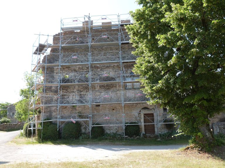 Créneaux d’Aujols: Remains of a Medieval Castle in France