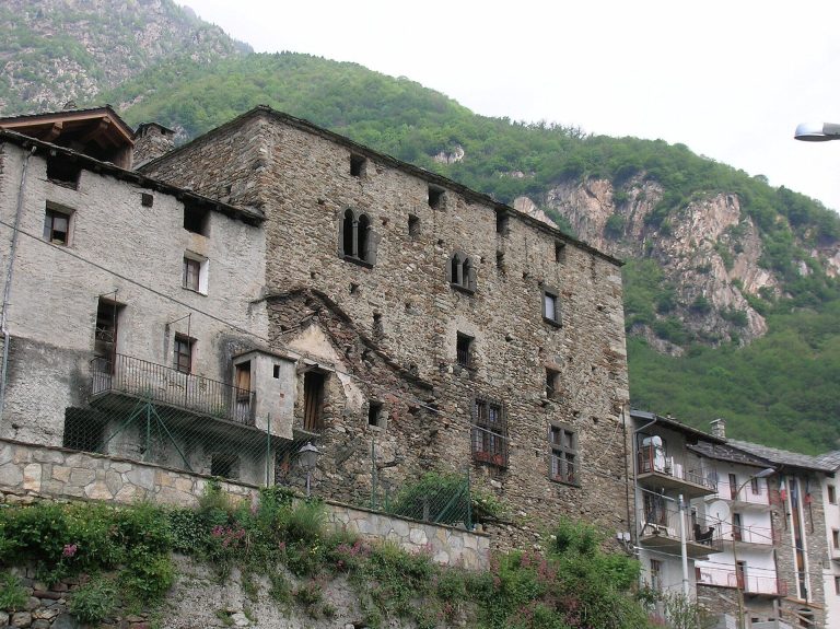 Vallaise Castle (Perloz): A Medieval Noble Residence in Italy