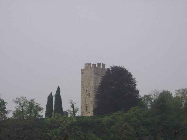 Vimercati-Sozzi Castle: A Medieval Fortified Complex in Cisano Bergamasco