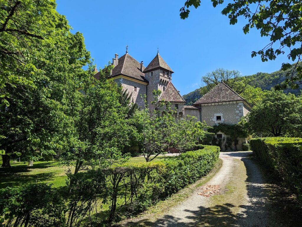Héré Castle: A Fortified Residence in Duingt, France 1 Château d'Héré