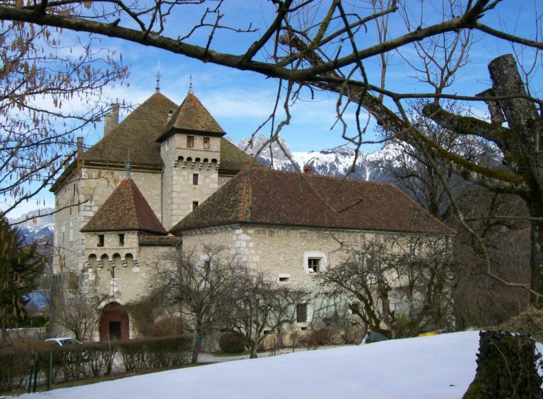 Héré Castle: A Fortified Residence in Duingt, France