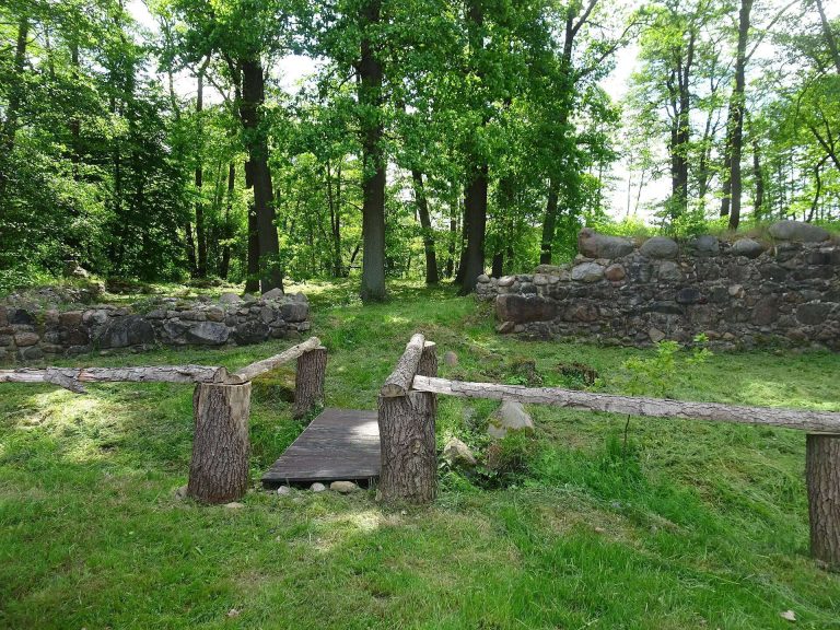 Burg Hundeluft: A Medieval Water Castle in Germany