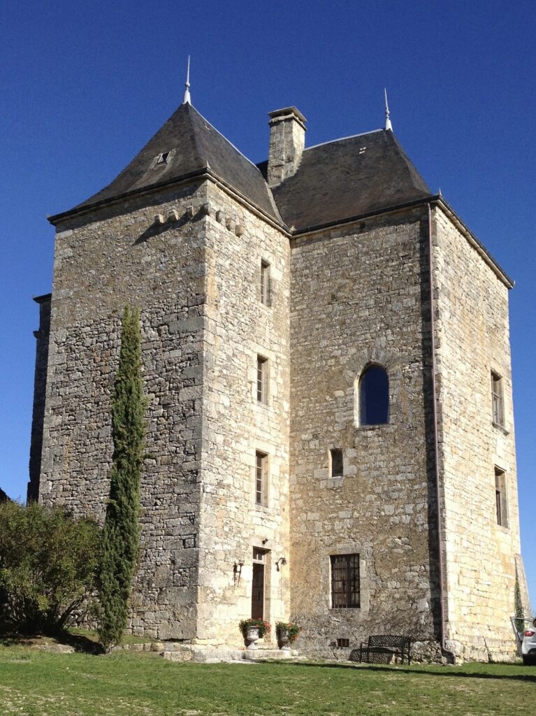 Château du Peyruzel: A Historic Castle in France 1 Château du Peyruzel