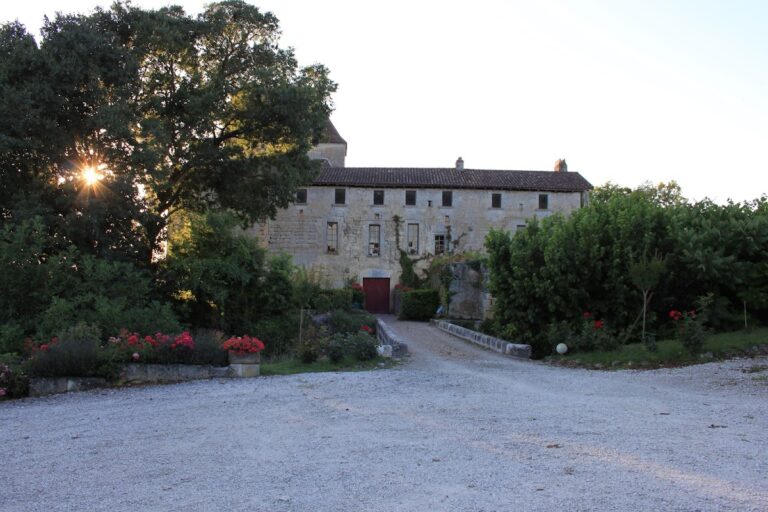 Château de Curton: A Medieval Fortress in Daignac, France
