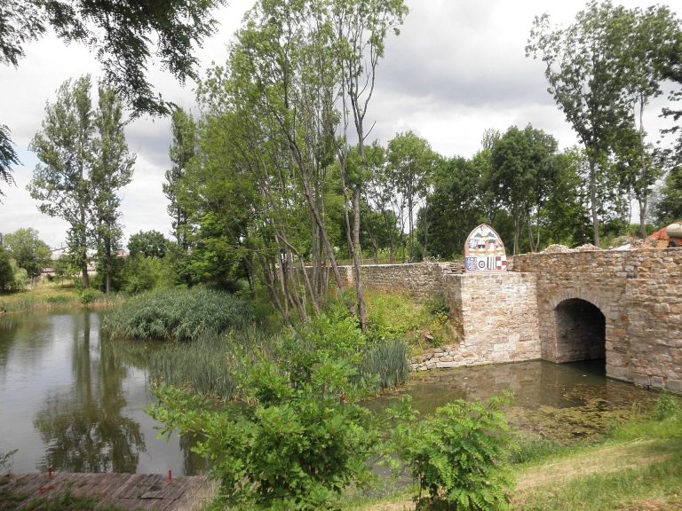 Schloßvippach Schloss: A Medieval Moated Castle and Estate in Germany