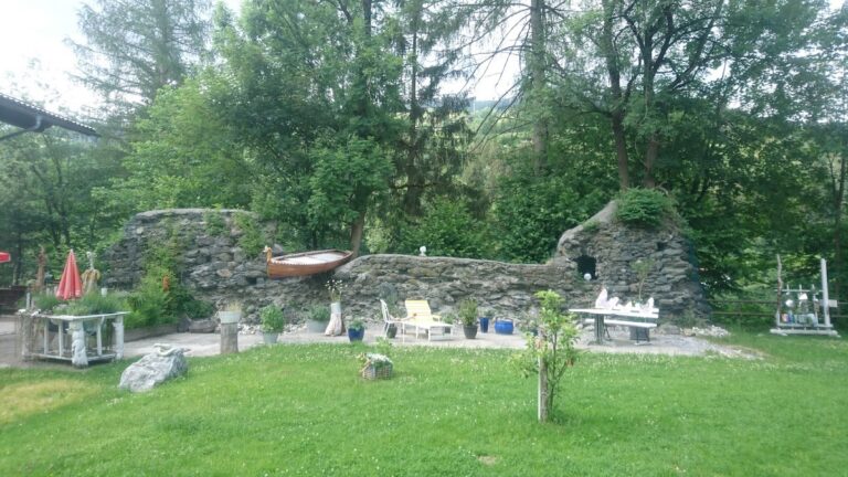 Burgruine Taxenbach: A Medieval Fortress in Taxenbach, Austria