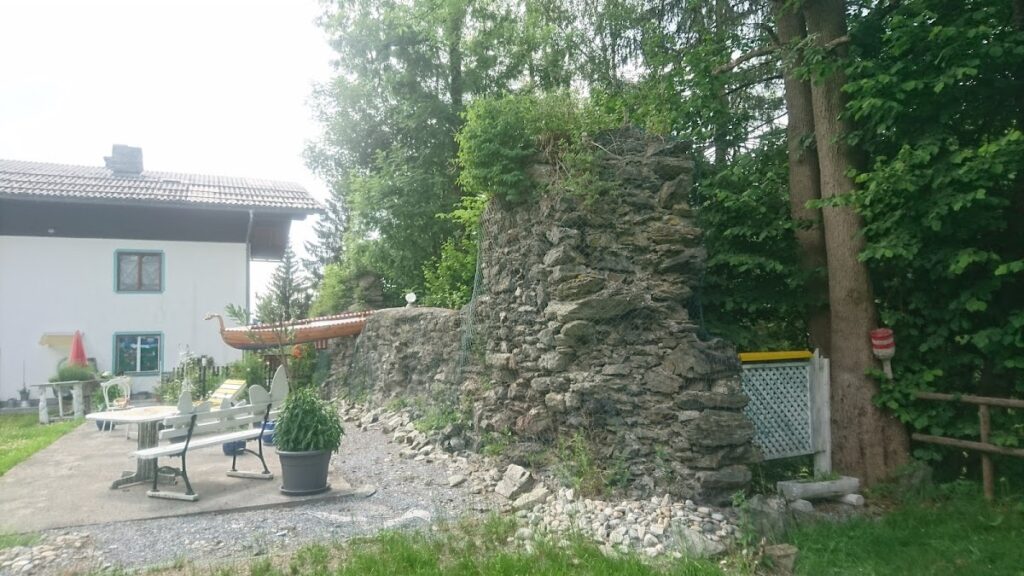 Taxenbach Castle Ruins: A Former District Court Castle in Austria 2 Burgruine Taxenbach