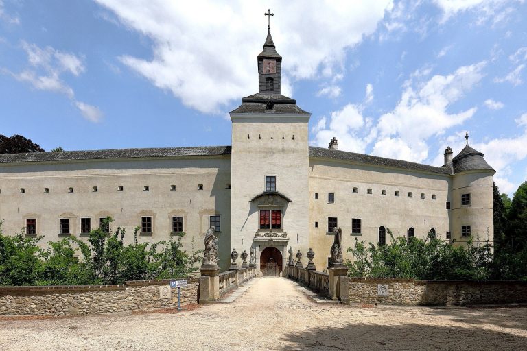 Schloss Niederleis: A Former Moated Castle Complex in Austria