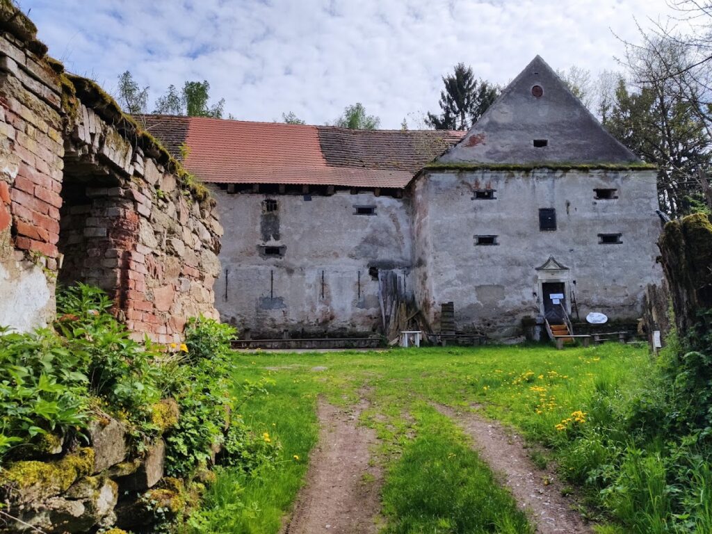 Buzice: A Historical Manorial Site in the Czech Republic 4 Buzice
