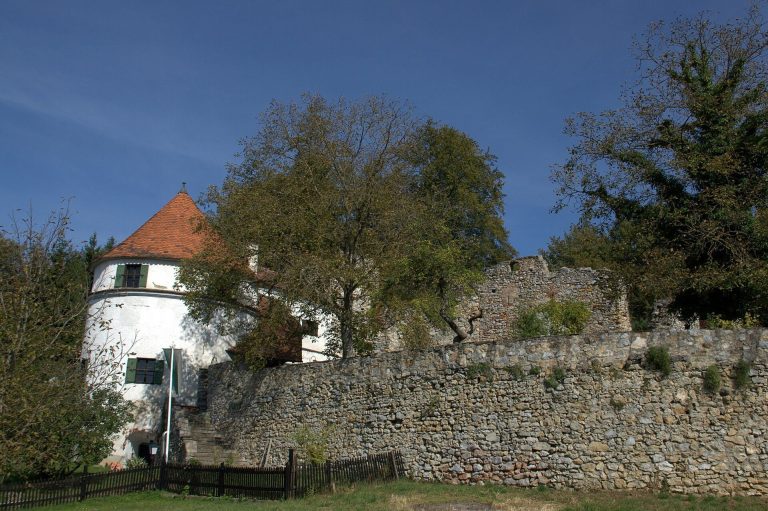 Burg Unterthal: A Medieval Hilltop Castle Ruin in Austria