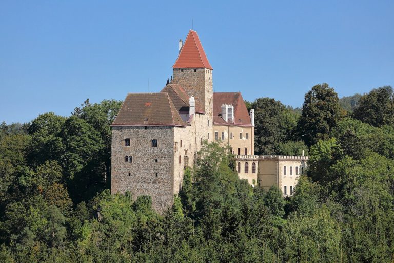 Burg Rastenberg: A Romanesque Castle in Austria