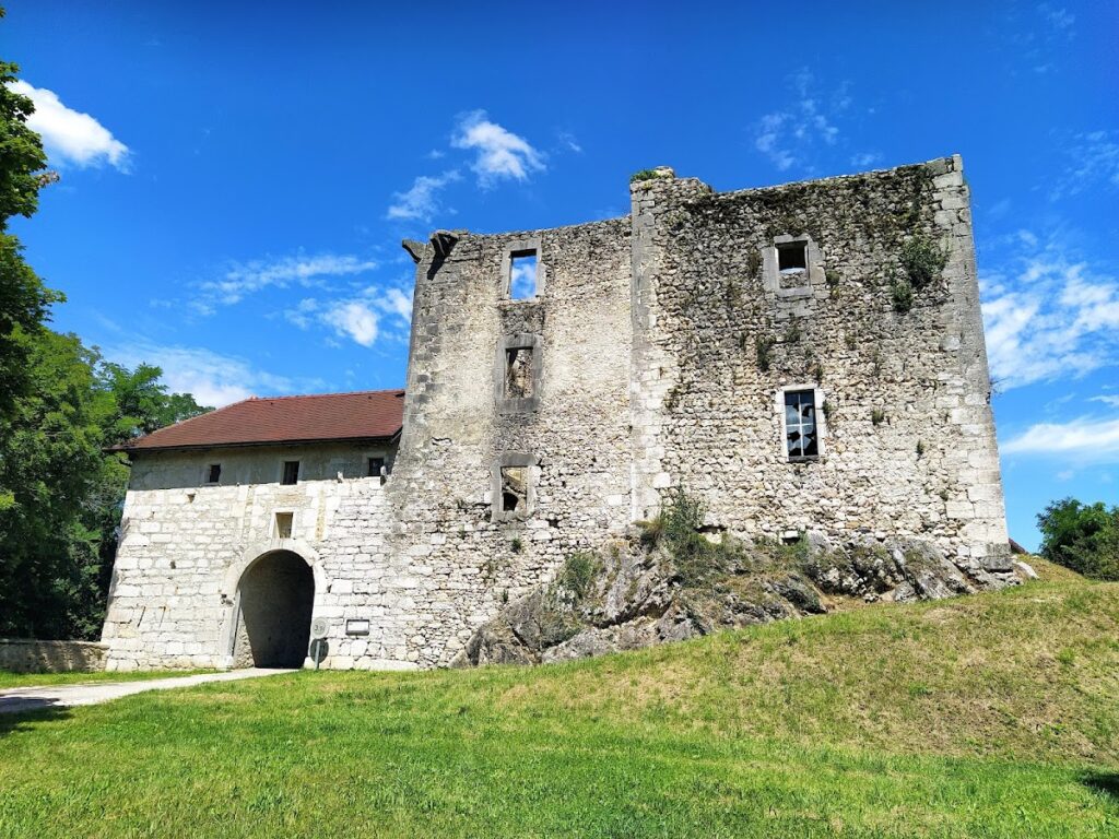 Rochefort-sur-Séran Castle: Former Fortified Seat of the Lordship of Rochefort 1 Château de Rochefort-sur-Séran