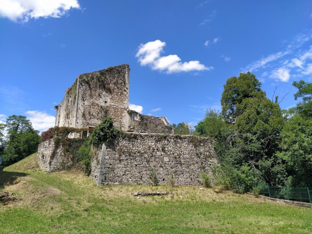 Rochefort-sur-Séran Castle: Former Fortified Seat of the Lordship of Rochefort 2 Château de Rochefort-sur-Séran