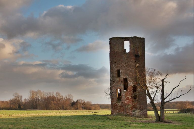 Haus Langendonk: A Medieval Water Castle in Geldern, Germany